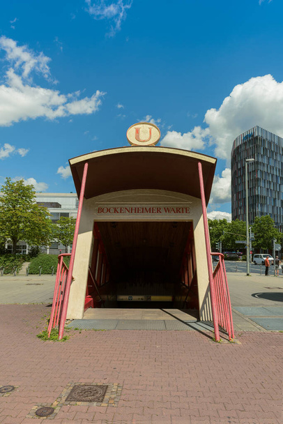 Stanice metra Bockenheimer Warte, vstup ve formě staré tramvaje, Frankfurt, Německo - Fotografie, Obrázek