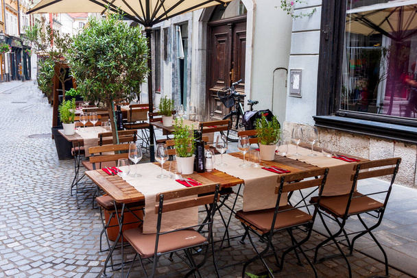 A small quiet open-air restaurant near the river in the old town - Foto, imagen