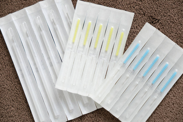 Une collection d'aiguilles d'acupuncture non ouvertes dans un emballage - Photo, image
