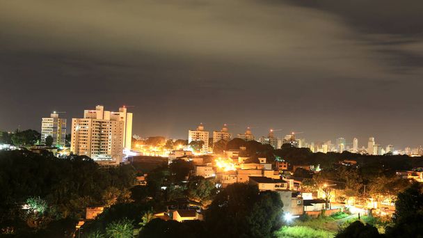 Salvador, Bahia / brazil - Ιούλιος 2, 2020: νυχτερινή θέα της γειτονιάς Cabula στην πόλη του Σαλβαδόρ - Φωτογραφία, εικόνα