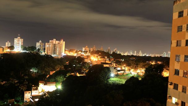 salvador, bahia / brazil - 2 июля 2020 года: ночной вид на район Кабула в городе Сальвадор
 - Фото, изображение