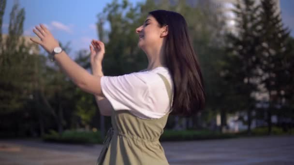 Nainen kadulla heittää pois sepelvaltimovirus laulaa epidemia päättyy elämän jälkeen karanteeni - Materiaali, video