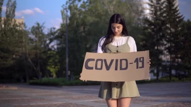 Happy woman after coronavirus karanténa over, throw covid-19 sign - Záběry, video