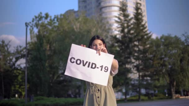 Les larmes jettent le chant du covidé-19, après la quarantaine sur la fin de l'épidémie de coronavirus - Séquence, vidéo