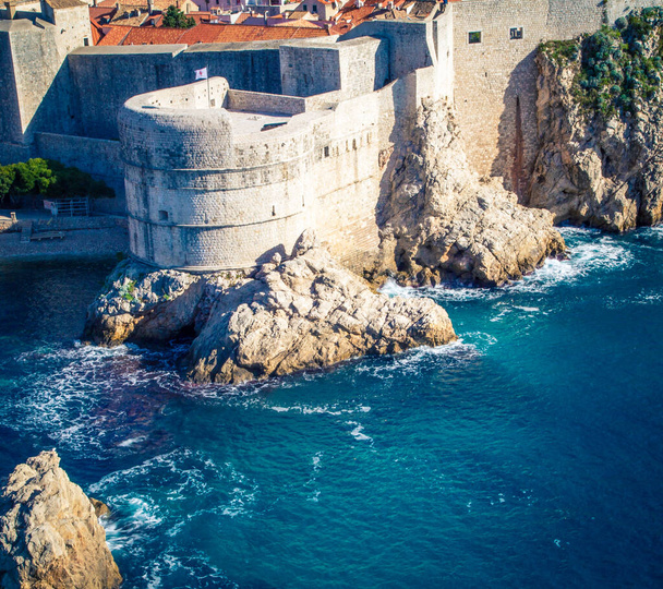 la muralla de la fortaleza en Dubrovnik
  - Foto, imagen