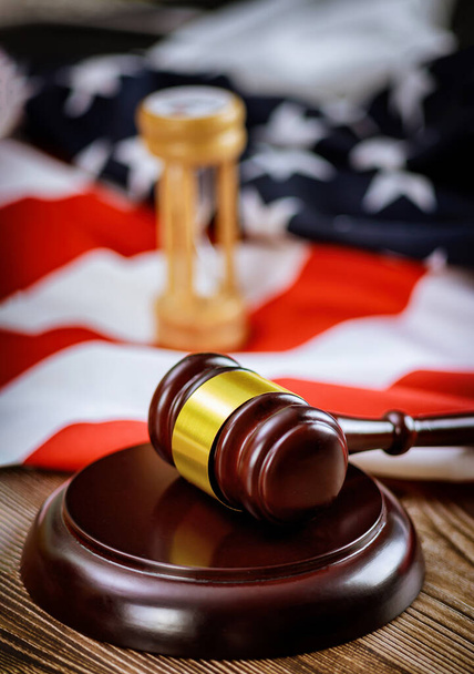 Drewniany sędzia uderza w amerykańską flagę urzędu Sprawiedliwość i prawo - Zdjęcie, obraz