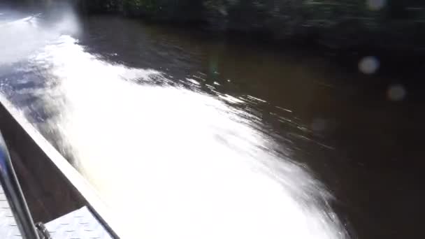 Acqua schiumosa da un motoscafo. L'acqua si trasforma in schiuma, partendo dal lato della barca - Filmati, video