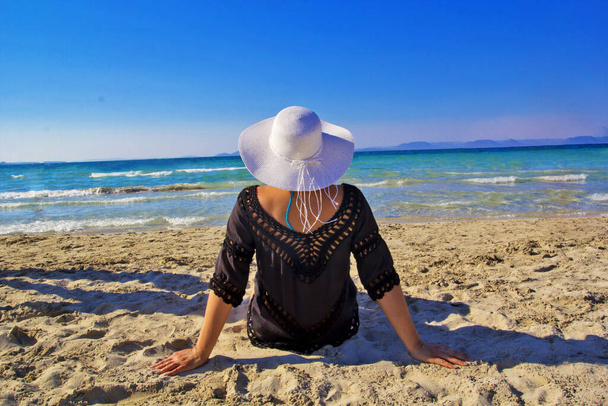 Jeune garçon en chapeau bleu sur la plage - Photo, image
