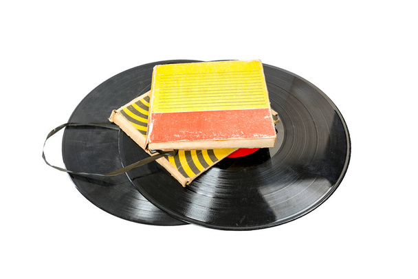 Vieux disques vinyles musicaux de couleur noire et babin avec bande magnétique isolée sur fond blanc - Photo, image
