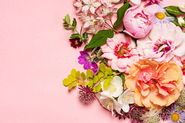 bonitas flores sobre el fondo rosa
 - Foto, imagen