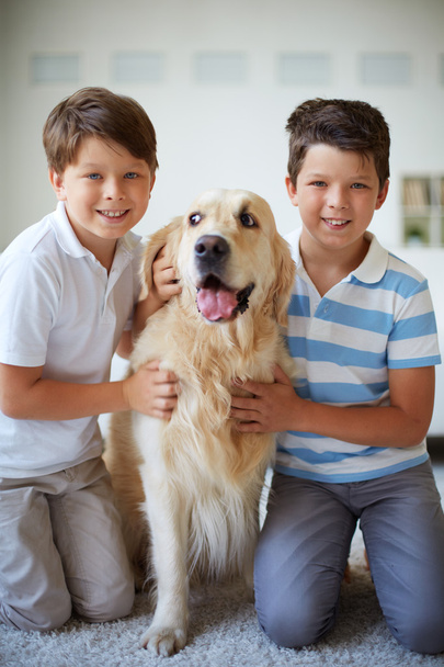 Pojat koiran kanssa
 - Valokuva, kuva