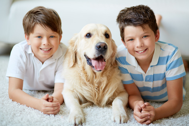 meninos com cão
 - Foto, Imagem