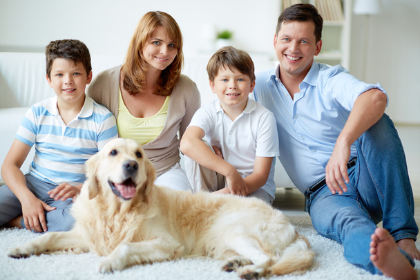 Familia con perro - Foto, imagen