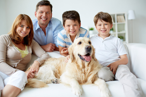 Familia en casa con perro
 - Foto, imagen