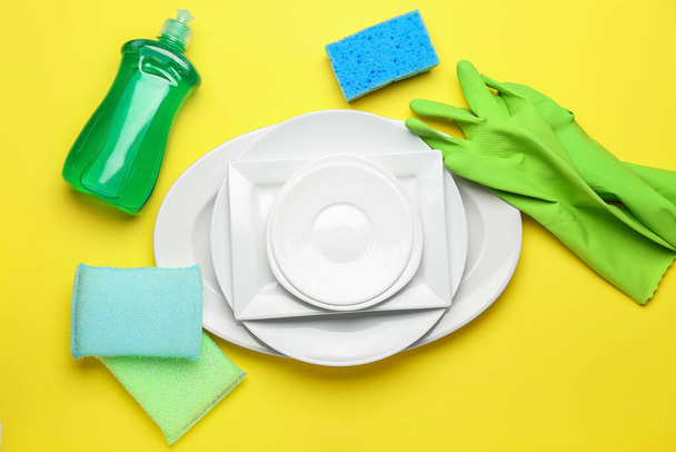 Composição com pratos limpos no fundo da cor
 - Foto, Imagem