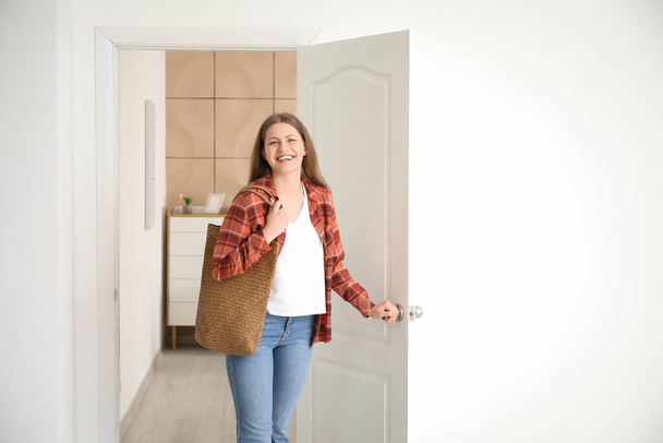 Femme heureuse ouvrant la porte à sa nouvelle maison - Photo, image