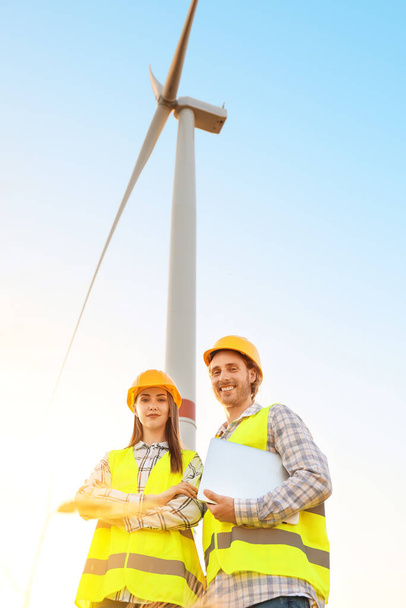 Inżynierowie na farmie wiatraków do produkcji energii elektrycznej - Zdjęcie, obraz