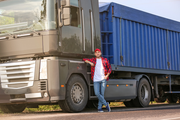 Autista maschio vicino grande camion all'aperto - Foto, immagini