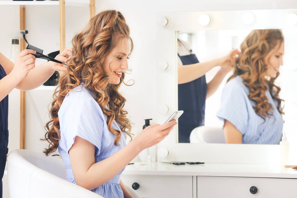 Hairdresser working with client in beauty salon - Valokuva, kuva