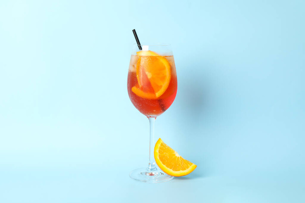 Aperol spritz cocktail on blue background. Summer drink - Foto, afbeelding