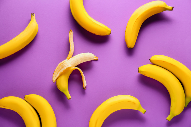 Ripe bananas on color background - Foto, afbeelding