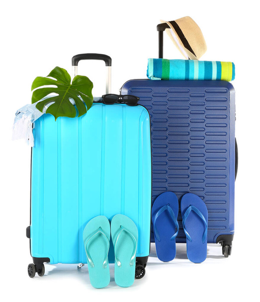 Verpakte koffers met strandaccessoires op een witte achtergrond. Reisconcept - Foto, afbeelding