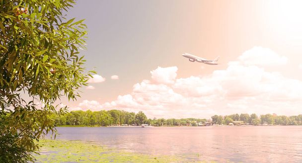 Avión de pasajeros sobre un pequeño río en la naturaleza
 - Foto, Imagen