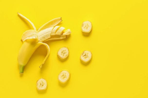 Ripe cut banana on color background - Foto, afbeelding