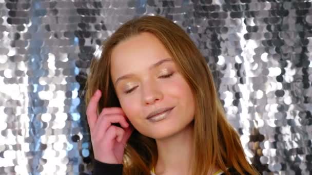 Дівчина з красивим макіяжем в салоні краси перетворюється на позування камери, посміхаючись
 - Кадри, відео