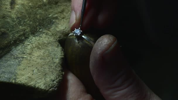 Biżuteria wkłada diament do złotego pierścionka ślubnego. Wyroby jubilerskie - Materiał filmowy, wideo