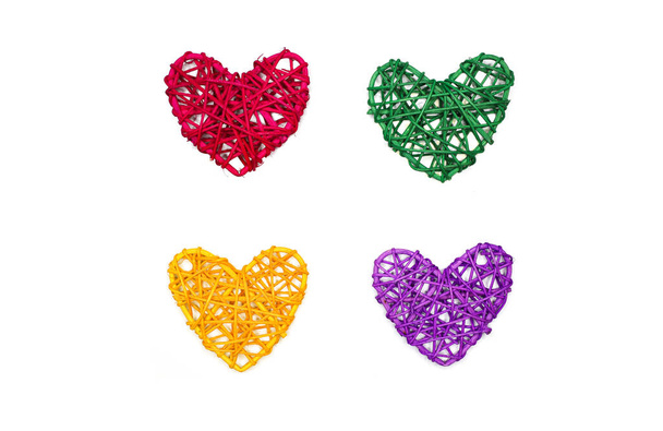 Corações multicoloridos feitos de vime natural dispostos em padrão escudeiro. Amor, conceito de romance
. - Foto, Imagem