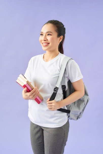 Student mit Rucksack auf lila Hintergrund - Foto, Bild