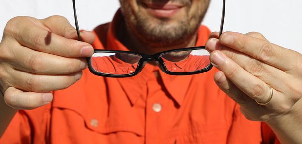 офтальмолог позволяет близорукому пациенту попробовать очки
 - Фото, изображение