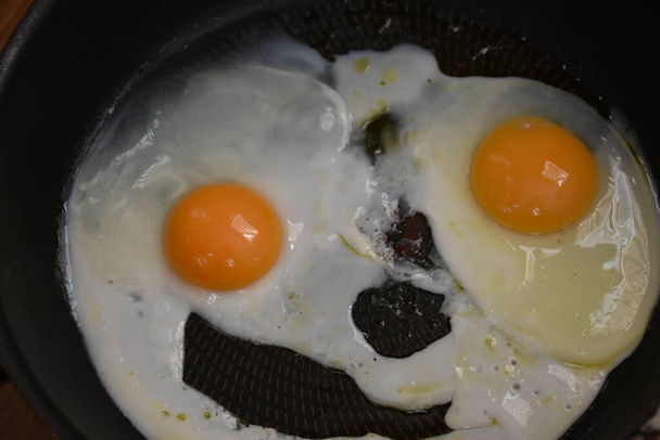dwa smażone jajka na patelni - Zdjęcie, obraz