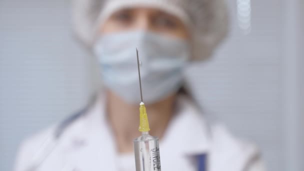 Vědec drží stříkačku s léky v ruce. lékař předepsal injekční léčbu. lékař je připraven pacientovi podat injekci. vakcína proti nemocem v ruce lékaře. - Záběry, video