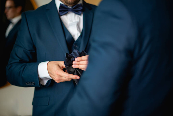 A boutonnire is a floral decoration, typically a single flower or bud, worn on the lapel of a tuxedo or suit jacket. - Foto, Bild