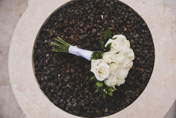 Λουλούδια γαμήλια ανθοδέσμη, λευκά τριαντάφυλλα, κορυφαία θέα  - Φωτογραφία, εικόνα
