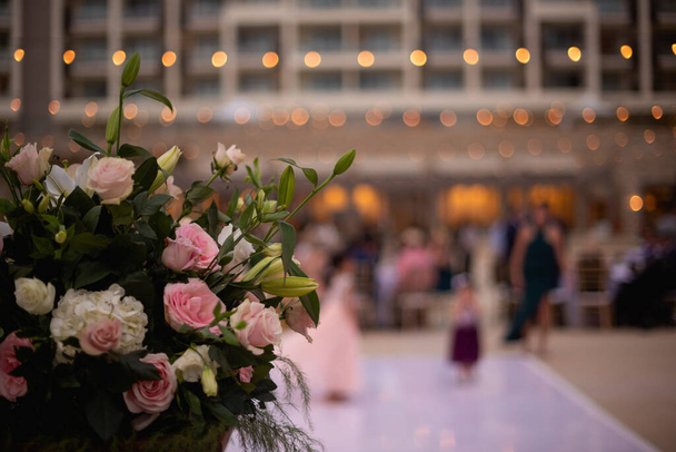 Esküvői csokor virágok és ceremónia elmosódott háttér  - Fotó, kép