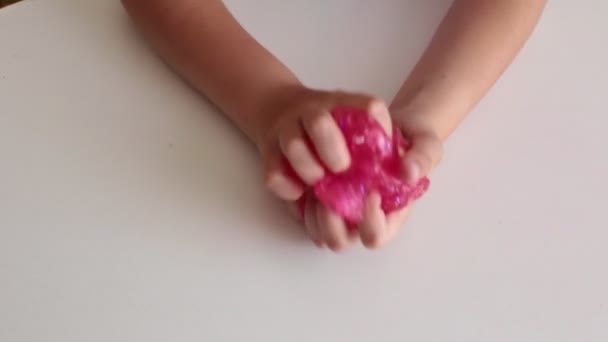 χέρι κορίτσι παίζουν γλίτσα μόδας - Πλάνα, βίντεο