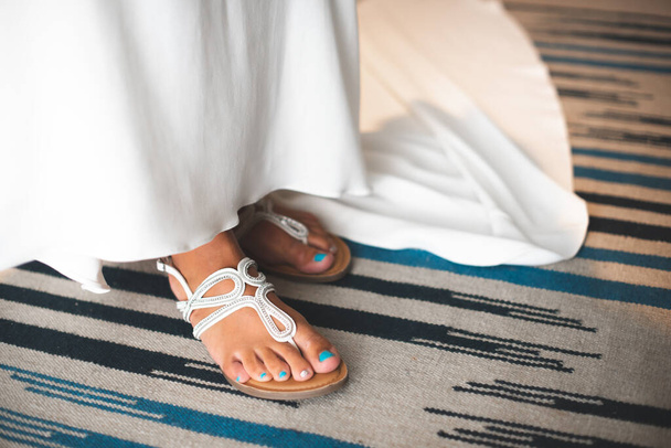 visão parcial da mulher noiva em sandálias sapatos de pé sobre carper
  - Foto, Imagem