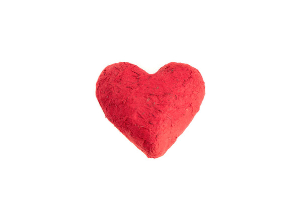 Um coração de papel vermelho feito à mão isolado no fundo branco. Artesanato e arte. Feliz Dia dos Namorados
 - Foto, Imagem