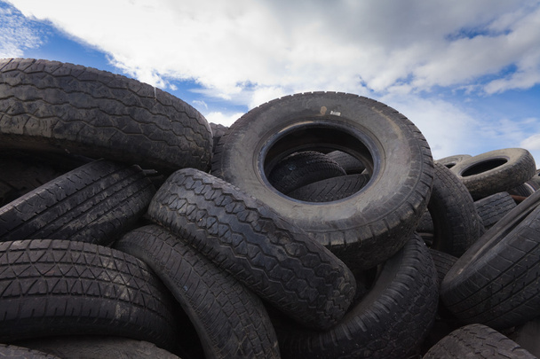 Avalanche de vieux pneus
 - Photo, image