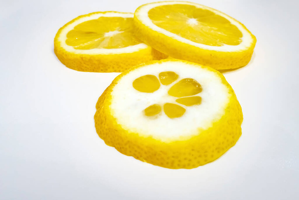 лимонні скибочки на білому фоні
 - Фото, зображення