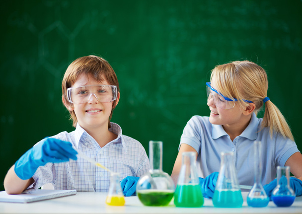 děti pracují s chemické kapaliny - Fotografie, Obrázek
