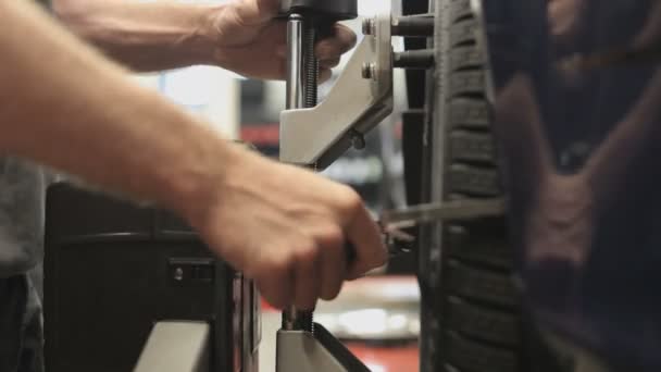 Auto wiel vast met geautomatiseerde wiel uitlijning machine. close-up - Video