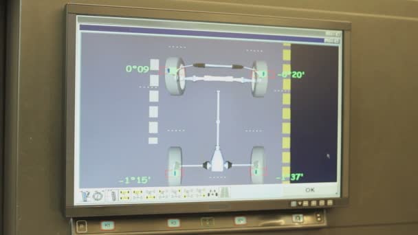 Μηχανογραφημένη παρακολούθηση μηχανών ευθυγράμμισης τροχών αυτοκινήτων.Κλείσιμο της οθόνης - Πλάνα, βίντεο