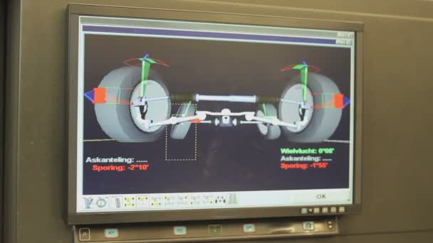 Monitoraggio computerizzato della macchina di allineamento delle ruote dell'auto.Primo piano dello schermo - Filmati, video