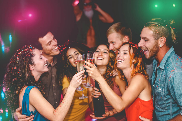 Happy friends celebrating new year eve holidays in disco club - Les jeunes font une fête privée avec DJ et boire du champagne - Concept de style de vie de divertissement de la culture des jeunes - Photo, image