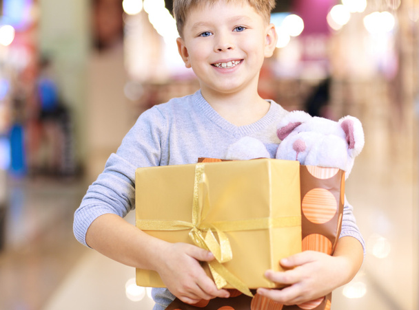 Child holding paperbag and giftbox - Fotoğraf, Görsel
