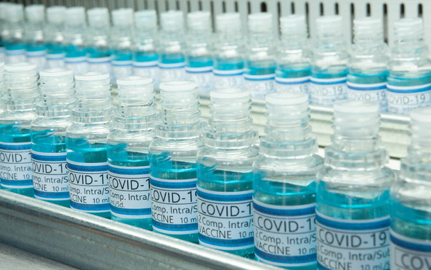Εμβόλιο Covid 19 Σε προοπτική γραμμές του covid-19 μπλε εμβόλια σε κάποια εργαστηριακή ή βιομηχανική γραμμή παραγωγής - Φωτογραφία, εικόνα